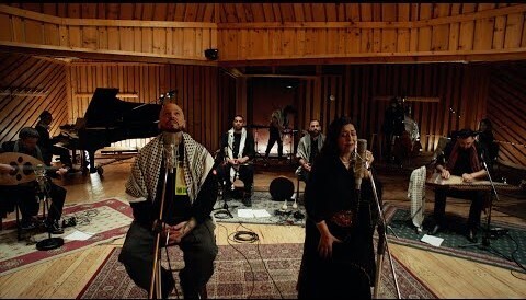 Резидент сотрудничает с палестинским певцом Амаром Муркусом, чтобы привлечь внимание к ситуации в Газе