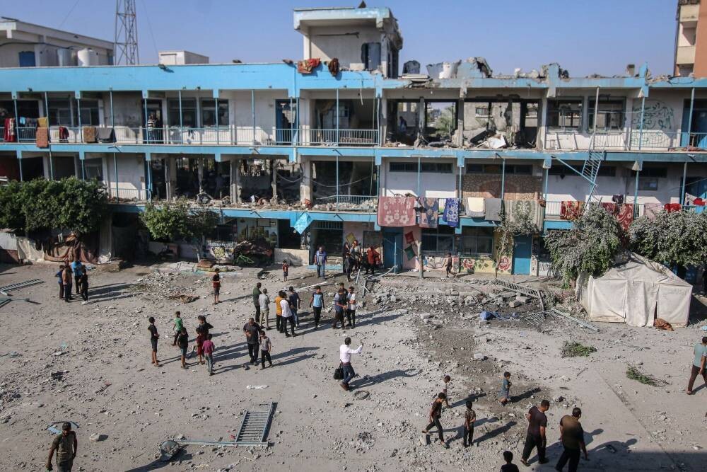 Израильская армия совершает резню в секторе Газа, убивая 40 человек и раняя десятки в школе АПРП ООН