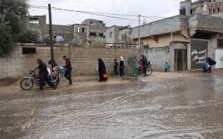 Сотни палестинцев покидают город Рафах в секторе Газа после израильского приказа об эвакуации