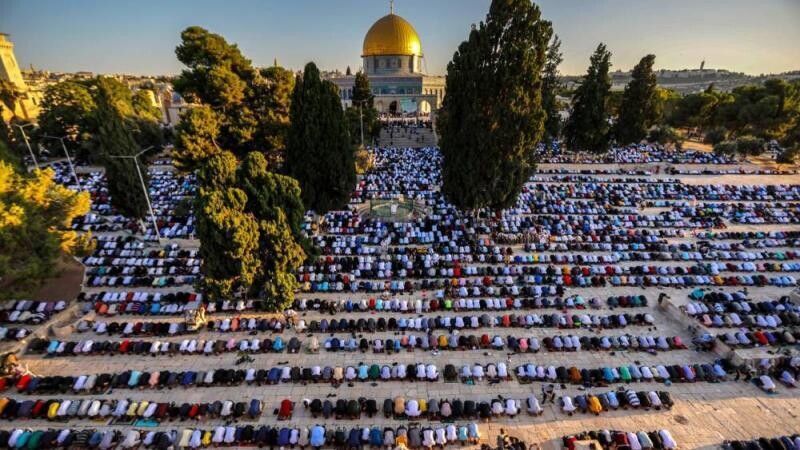 Thousands of Palestinians Perform Friday Prayer at Al-Aqsa Mosque