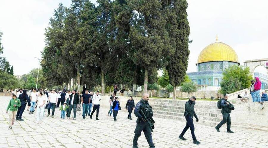 Столкновения и похороны в Палестине: поселенцы протестуют против закрытия 'набегов'