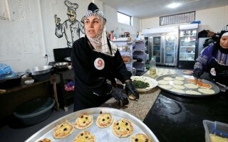 努塞拉特难民营的巴勒斯坦女性在斋月准备披萨