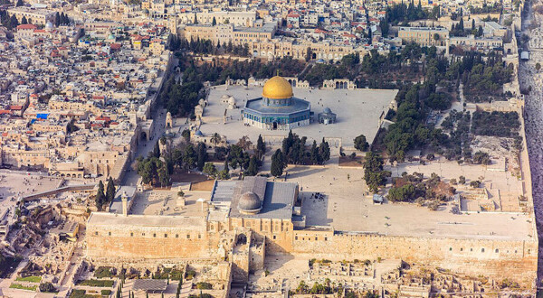 Напряженность возрастает, когда поселенцы штурмуют мечеть Аль-Акса