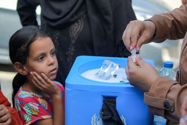 Палестинцы собираются в медицинских центрах Газа