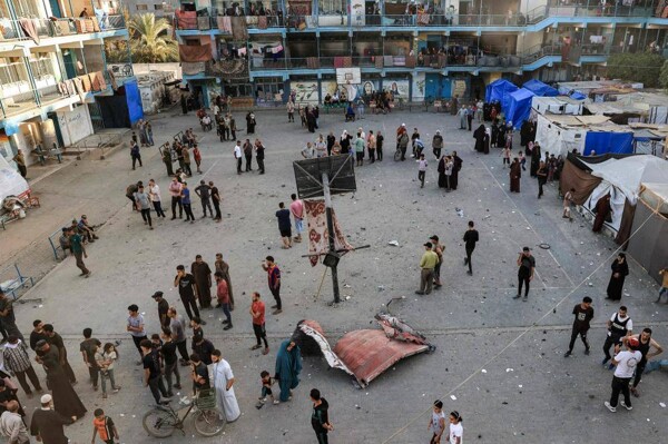 Израильский обстрел убивает 16 человек в школе в Газе, где проживают вынужденные переселенцы